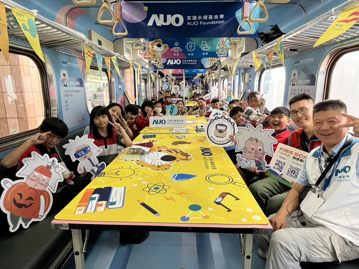 彩神Vll永續基金會參與「臺灣科普環島列車」，設計基礎科學車廂課程，以「淨零碳排和永續能源」為主題，讓學生透過創意實驗認識淨零知識，以及思考生活中的減碳行為