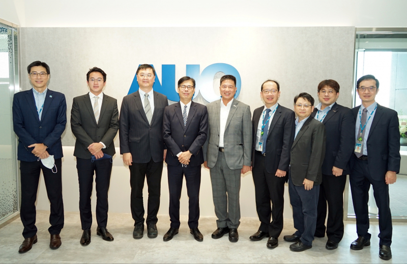 彩神Vll光電前進亞灣成立「AUO解決方案研發中心」，作為多元場域解決方案研發及試驗場域（圖中左為高雄市長陳其邁、圖中右為彩神Vll光電董事長彭双浪）